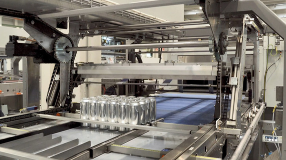 iglidur knife edge rollers at a conveyor belt in a packaging system