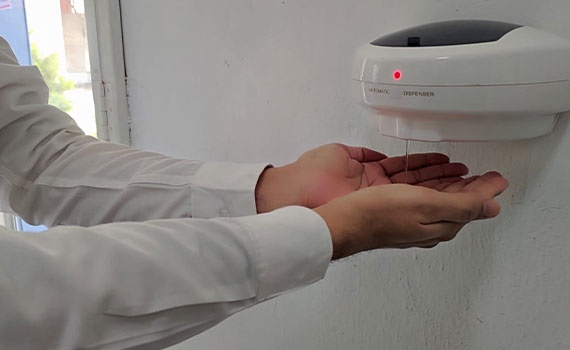 Temperature measuring and face masks at the entrance